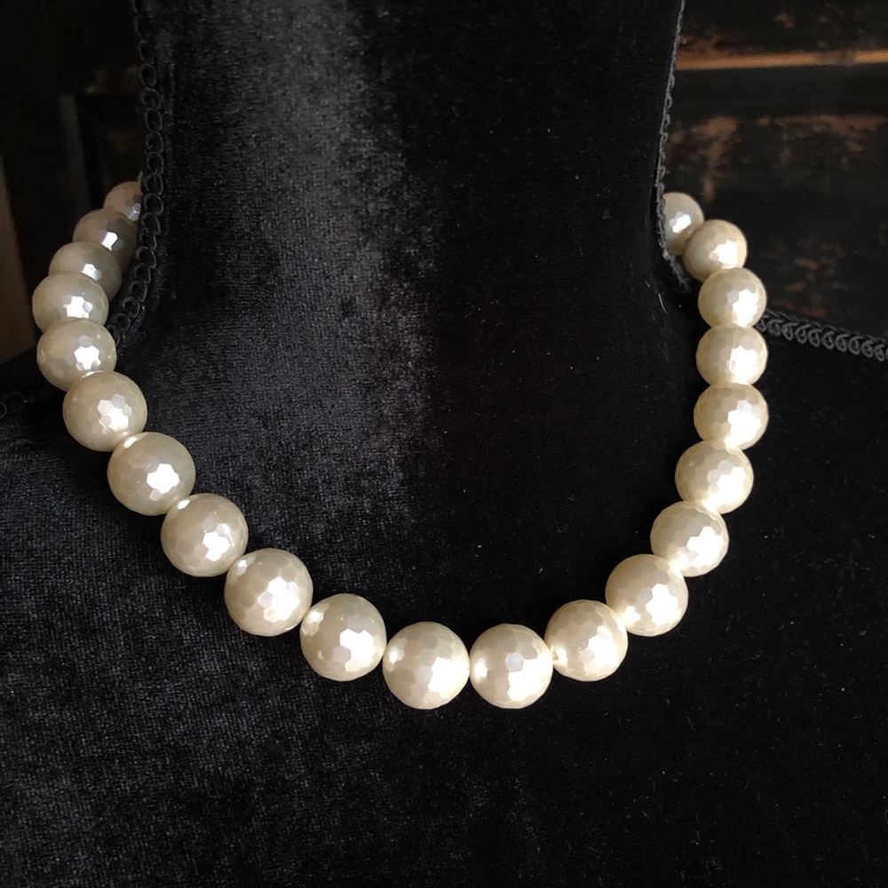 Classic Pearl Necklace with multifaceted cut
